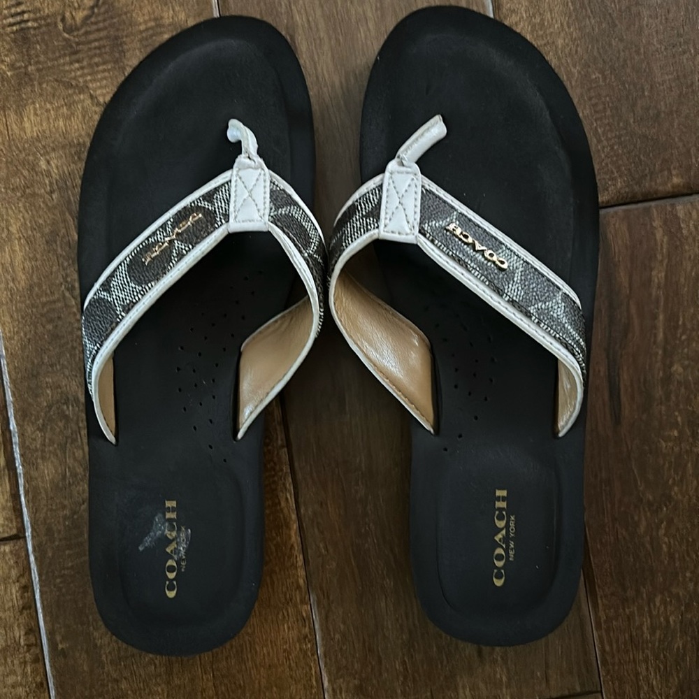 Coach Preowned Flip Flops Size 8.5
